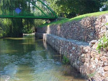 Gabion retaining wall